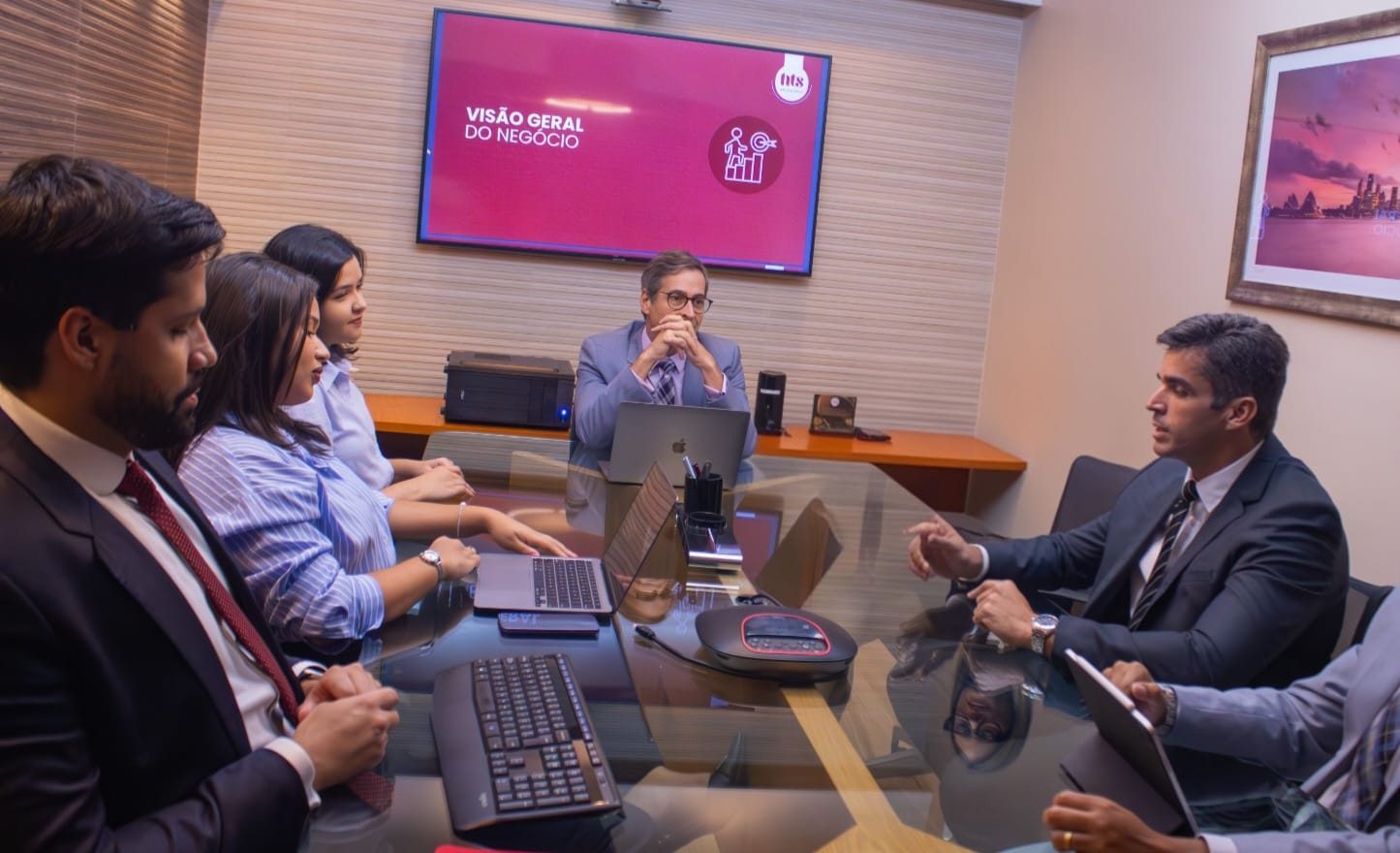 Reunião da equipe no escritório do HTS Advogados